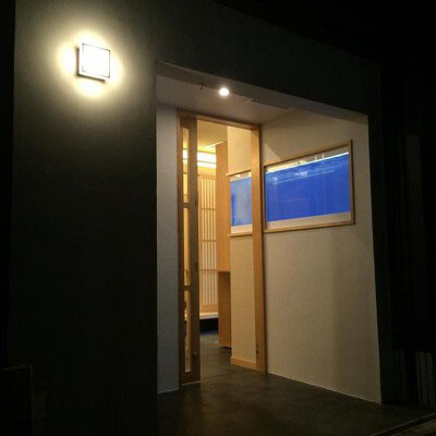 裏路地にひっそりと佇む　シンプルなデザイン